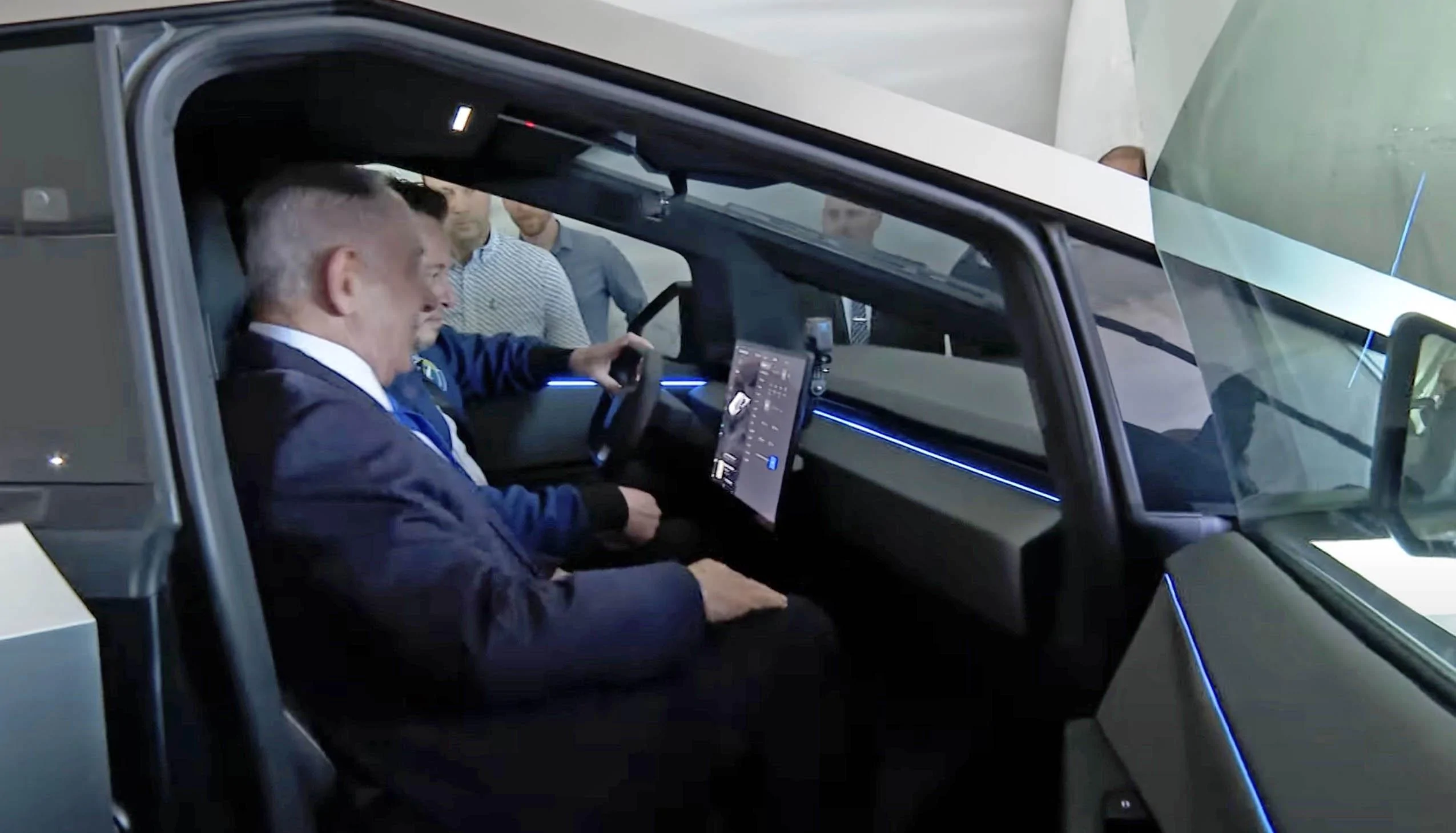 Tesla Cybertruck 🕶️ Elon takes Prime Minister Netanyahu for a Cybertruck spin and interior look! [⚠️ ADMIN WARNING: NO POLITICS] cybertruckinterior1
