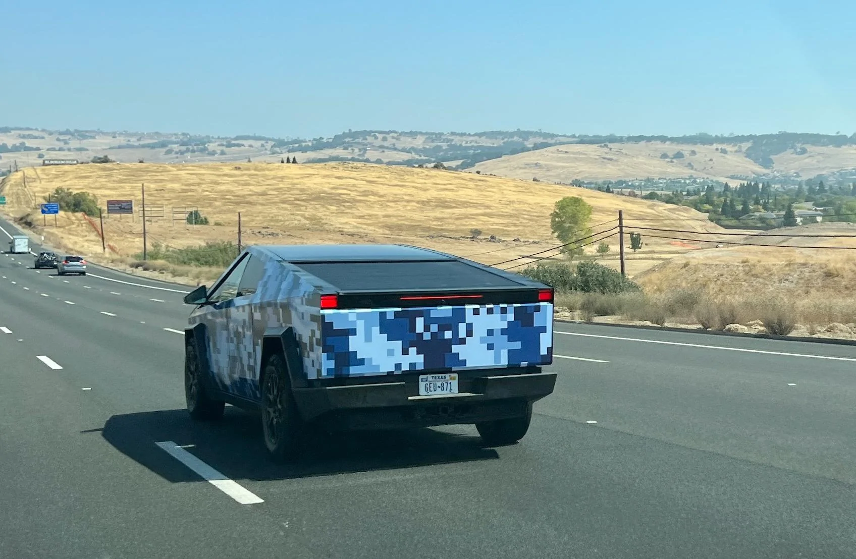 Tesla Cybertruck [Videos added] Cybertruck gets new wrap! Minecraft low-res digital camo style 📸 382840957_10160916692962974_7853583282934667669_n (1)