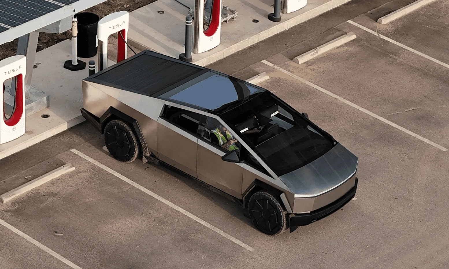 Tesla Cybertruck Cybertruck parked in (test driver's?) house driveway and showing excellent fit & finish 1695682313302