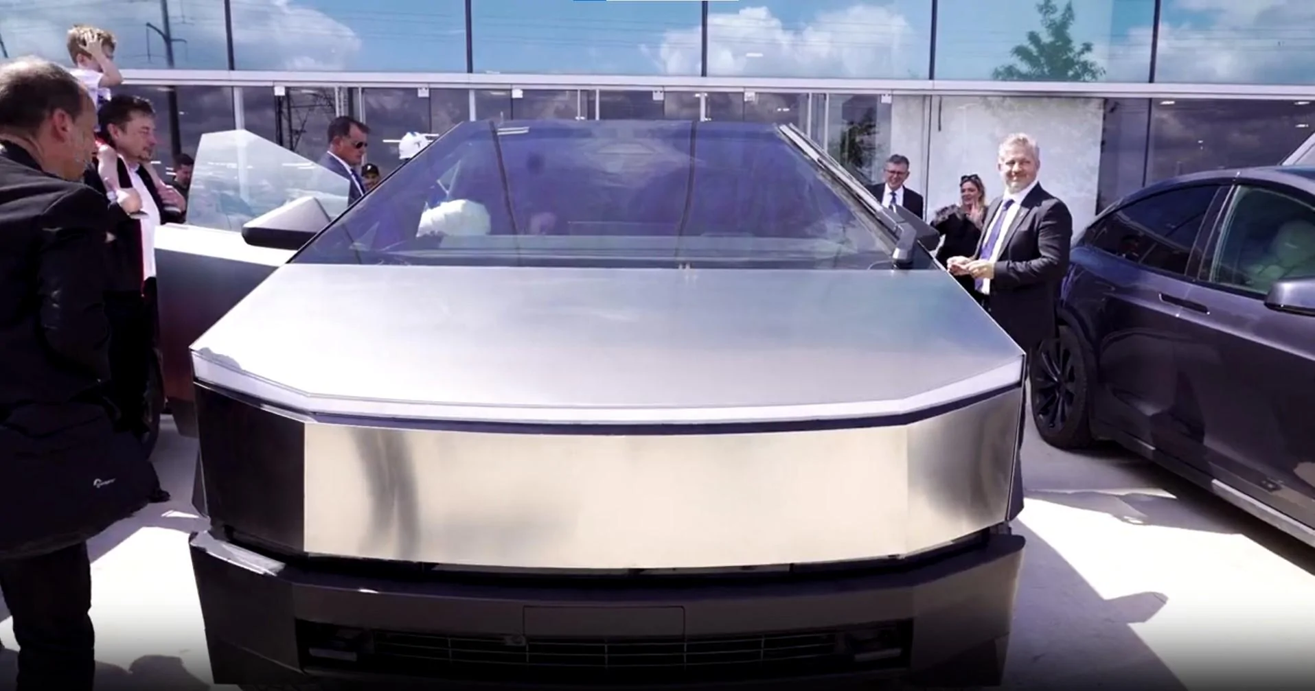 Tesla Cybertruck Musk shows Cybertruck to Hungarian president Katalin Novak at Giga Texas' completed new entrance F69KSBkXwAAfZiD
