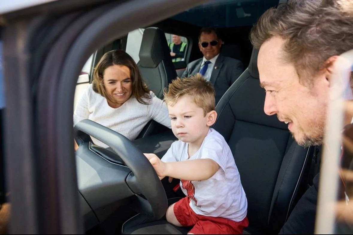 Tesla Cybertruck Musk shows Cybertruck to Hungarian president Katalin Novak at Giga Texas' completed new entrance F69D3giaAAAAGV