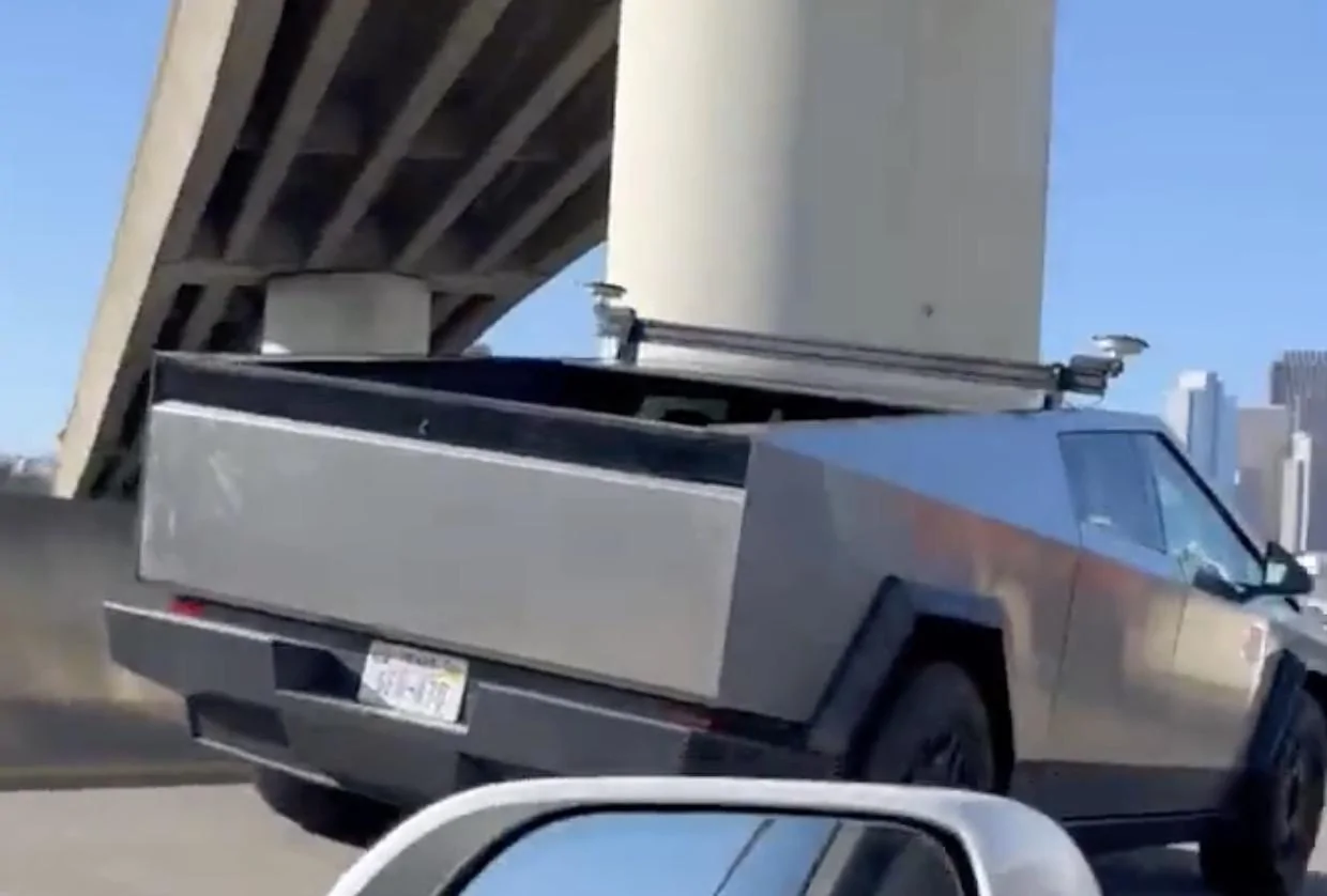 Tesla Cybertruck New roof rack / crossbar spotted on Cybertruck new tesla cybertruck roof rack crossbars