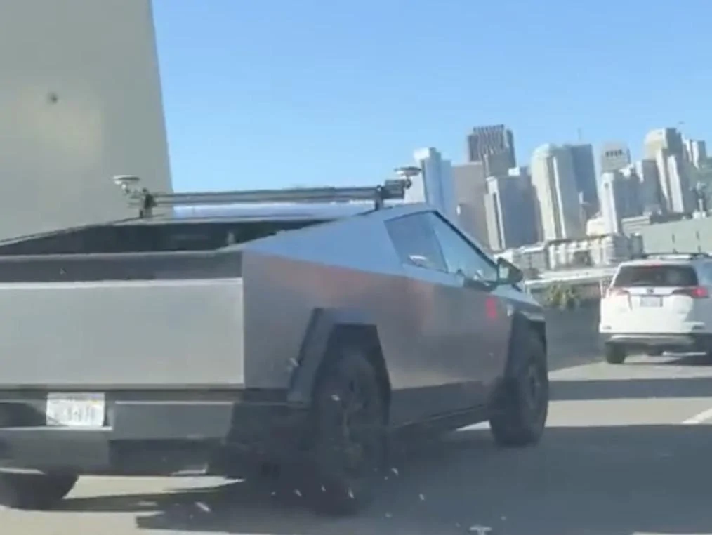Tesla Cybertruck New roof rack / crossbar spotted on Cybertruck cybertruck roof rack crossbar
