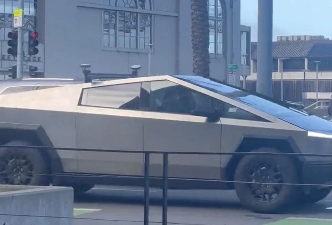Tesla Cybertruck New roof rack / crossbar spotted on Cybertruck Screenshot 2023-09-27 at 7.46.10 PM