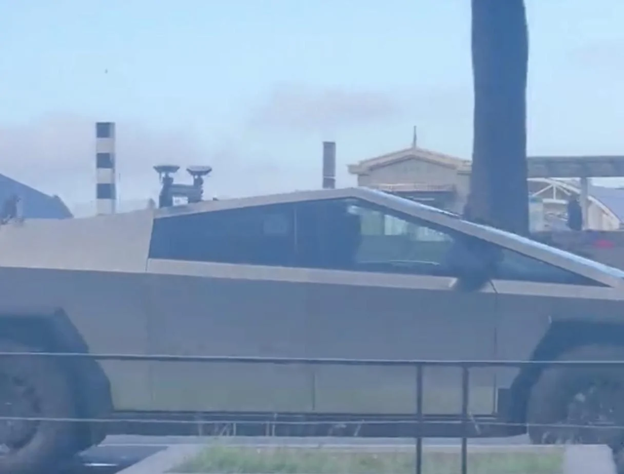 Tesla Cybertruck New roof rack / crossbar spotted on Cybertruck Screenshot 2023-09-27 at 7.46.30 PM