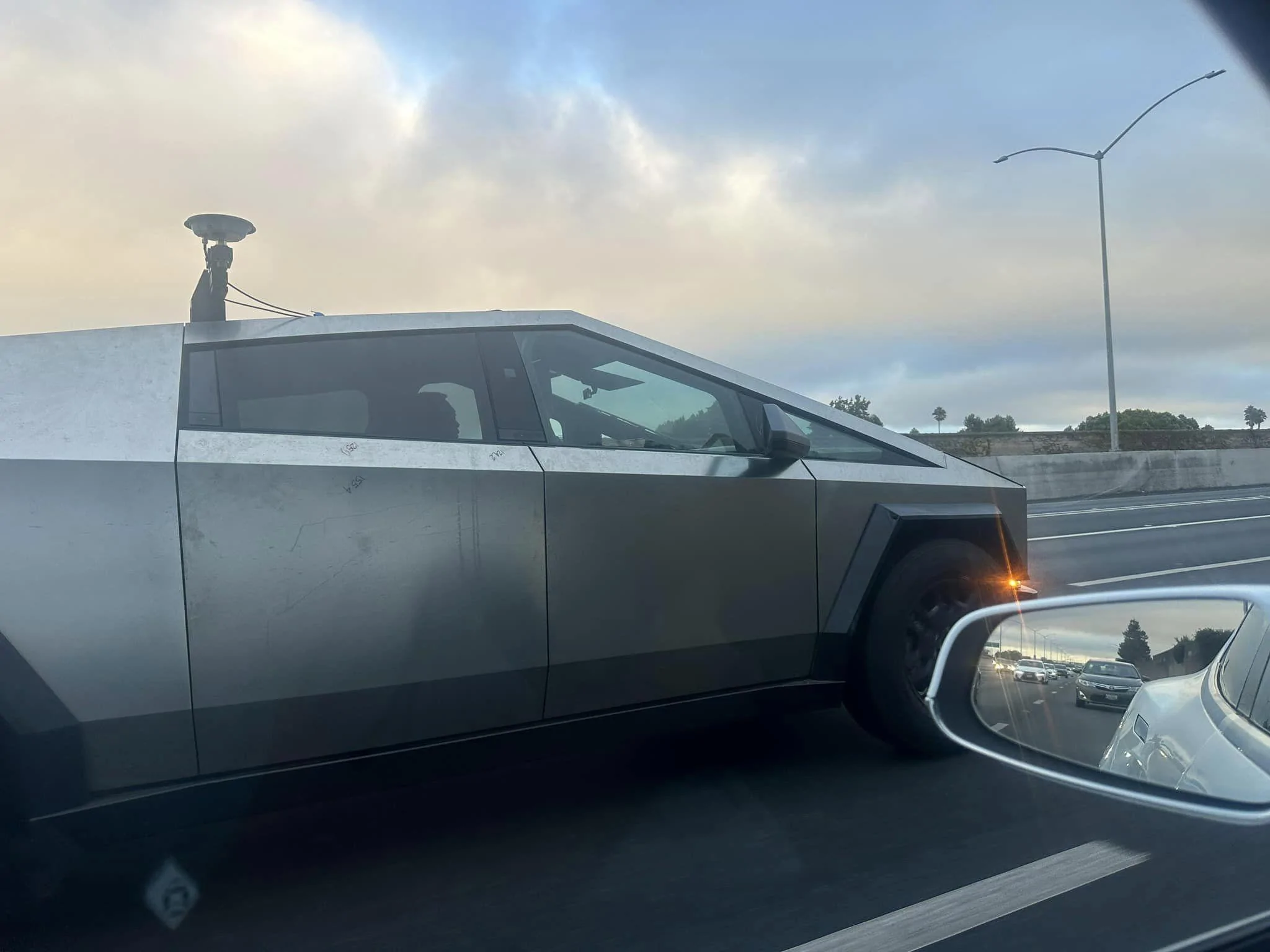 Tesla Cybertruck New roof rack / crossbar spotted on Cybertruck 384999478_10220227682882576_3537023136291144575_n