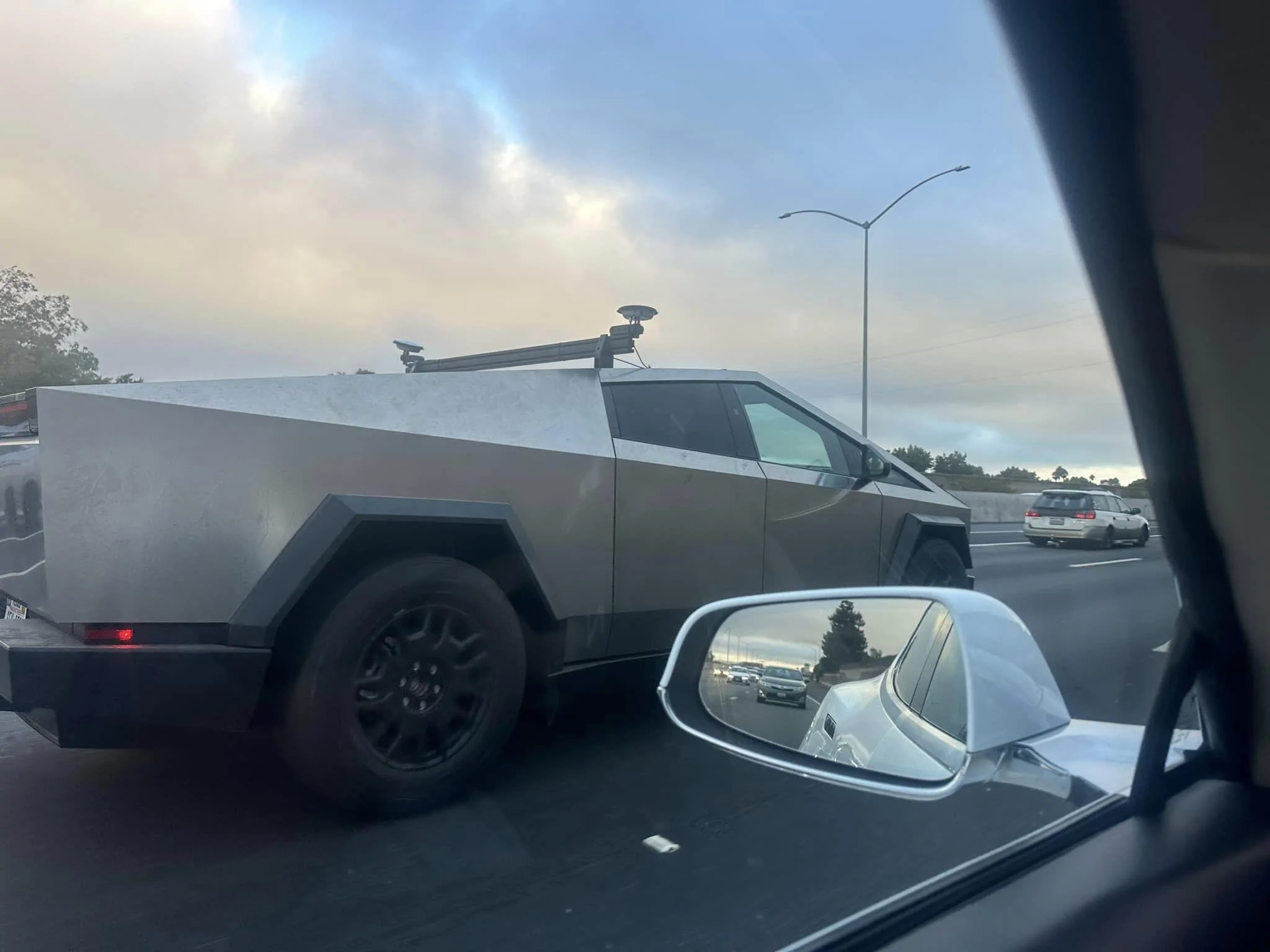 Tesla Cybertruck New roof rack / crossbar spotted on Cybertruck 382364707_10220227683002579_6285725514680301767_n
