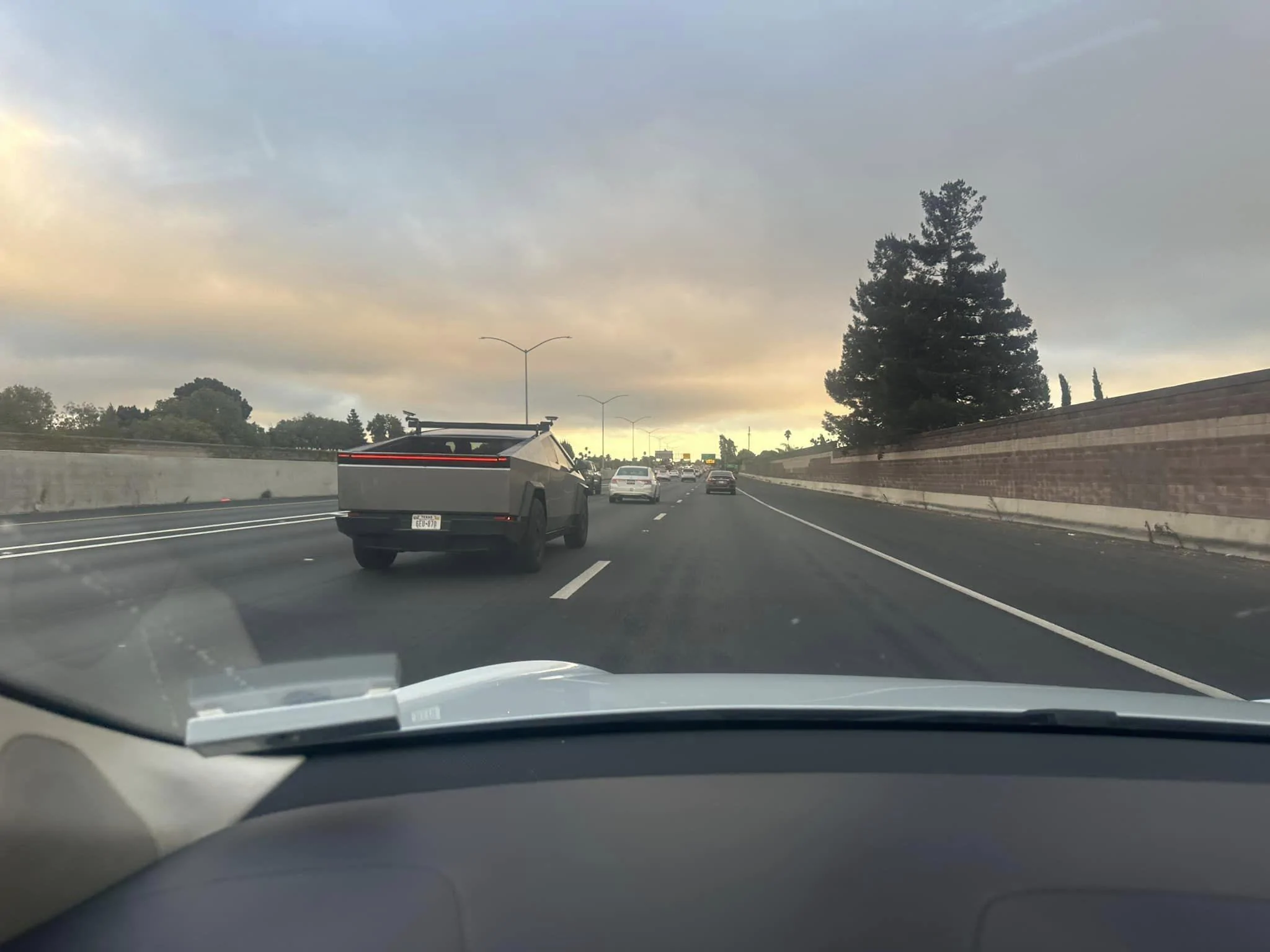 Tesla Cybertruck New roof rack / crossbar spotted on Cybertruck 382239040_10220227683162583_6857820979636007397_n