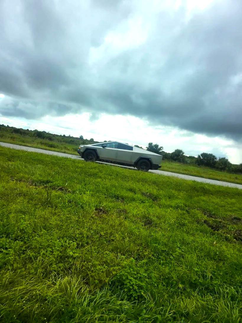 Tesla Cybertruck Florida & East Coast keep your eyes peeled! Cybertruck spotted near SpaceX / Cape Canaveral F7JMGC8aIAAlY1Z