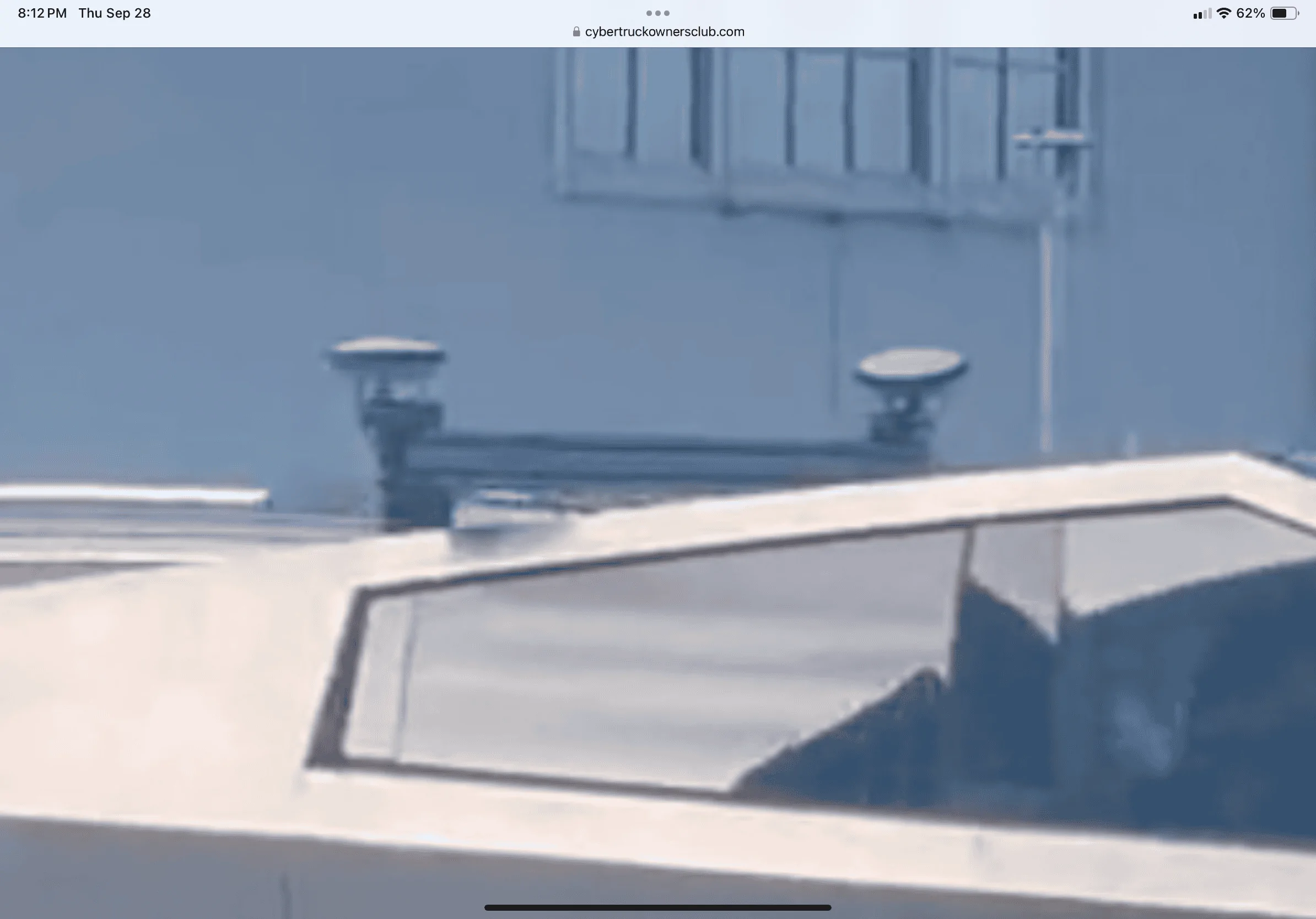 Tesla Cybertruck New roof rack / crossbar spotted on Cybertruck IMG_2019