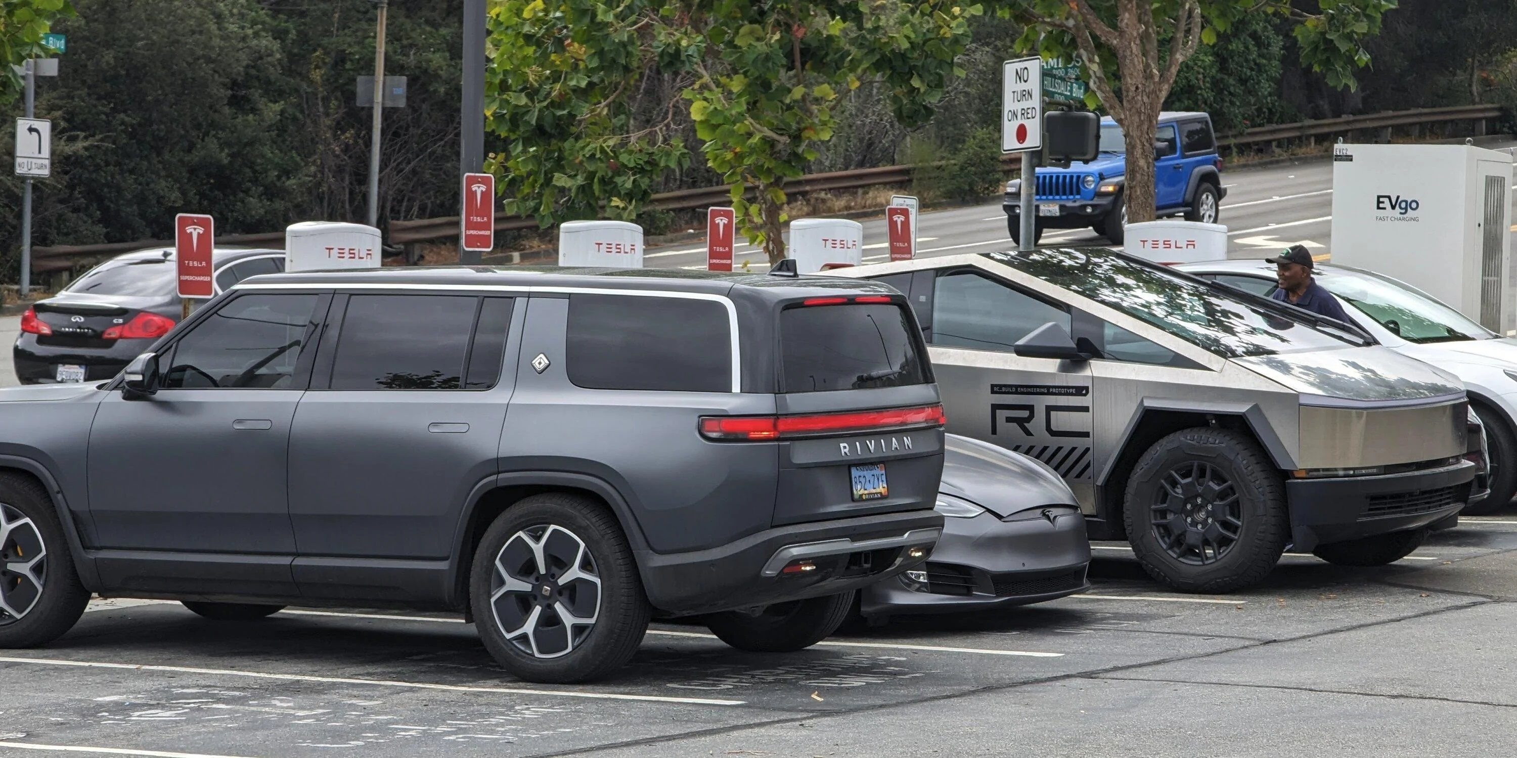Tesla Cybertruck Cybertruck parked next to Rivian R1T and driving next to R1S D7xPSsx