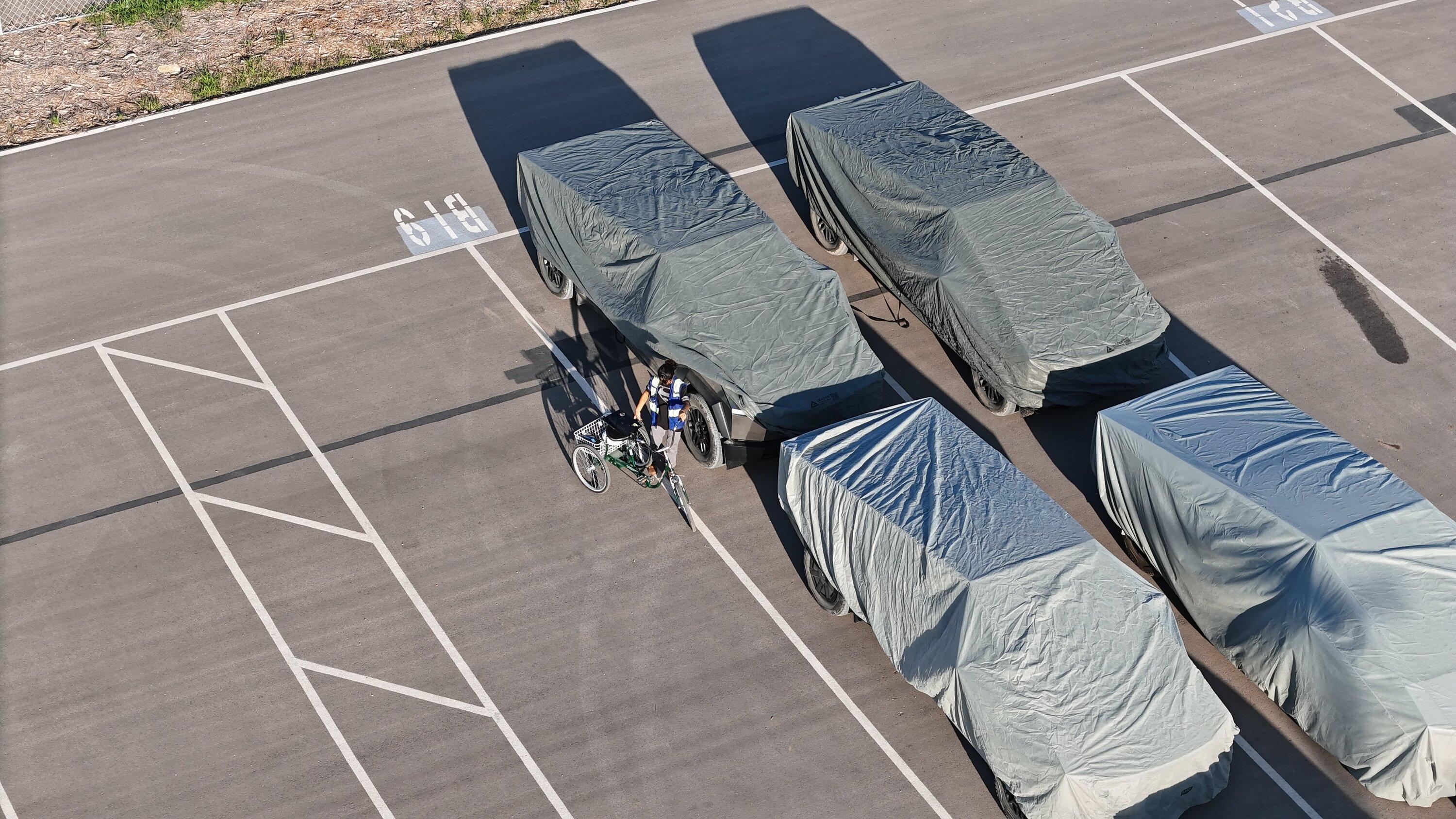 Tesla Cybertruck 6 Cybertrucks are in Giga Texas outbound lot for transport today 10/2/23 F7cYcInWUAADHq2 (1)