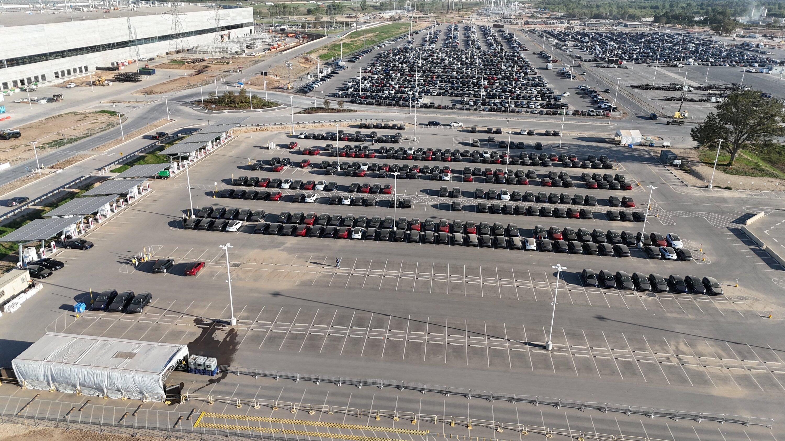 Tesla Cybertruck 6 Cybertrucks are in Giga Texas outbound lot for transport today 10/2/23 F7cYcKHW8AA4HpV