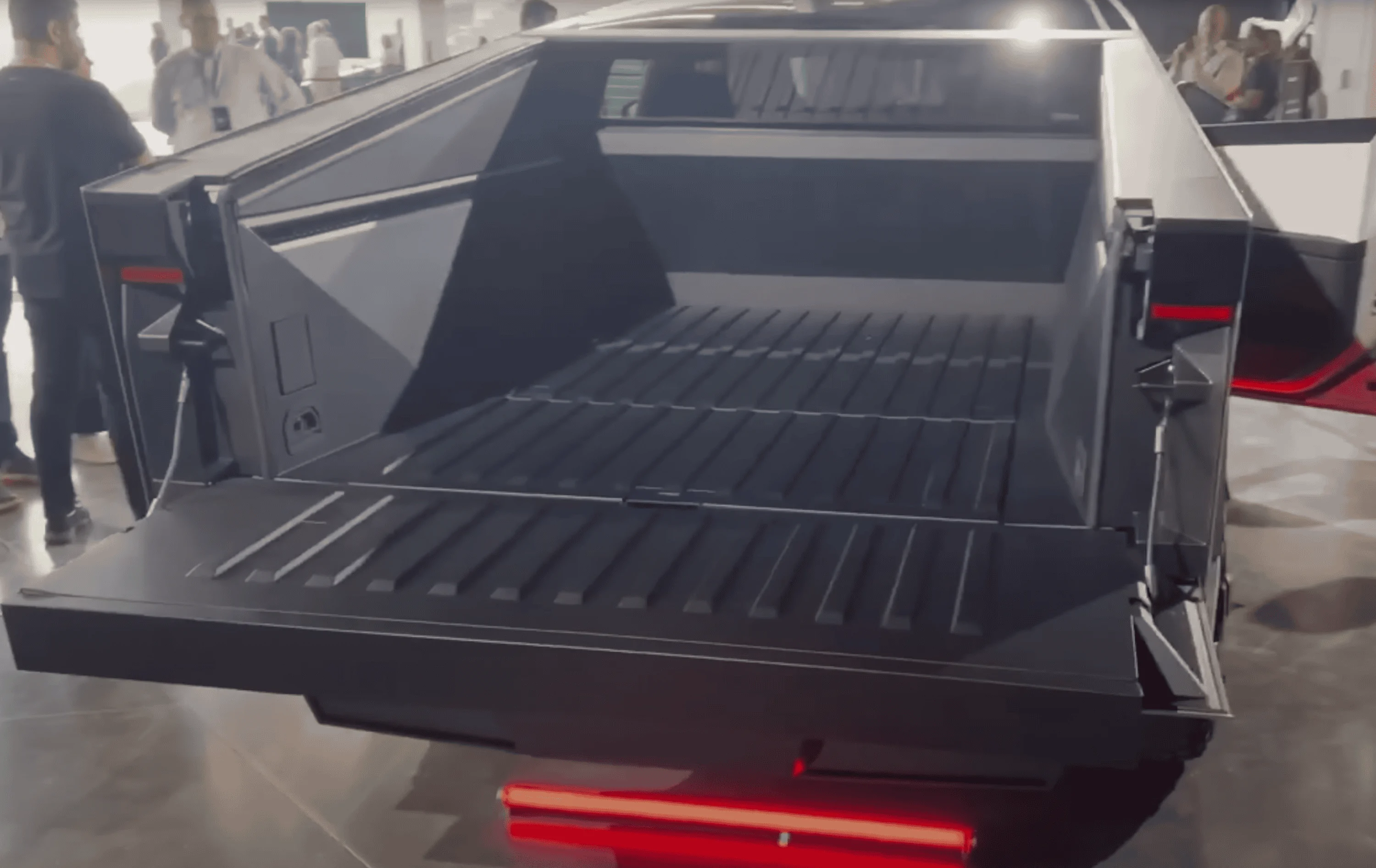 Tesla Cybertruck Some very apparent steer-by-wire action! CT Open Bed Dimensions