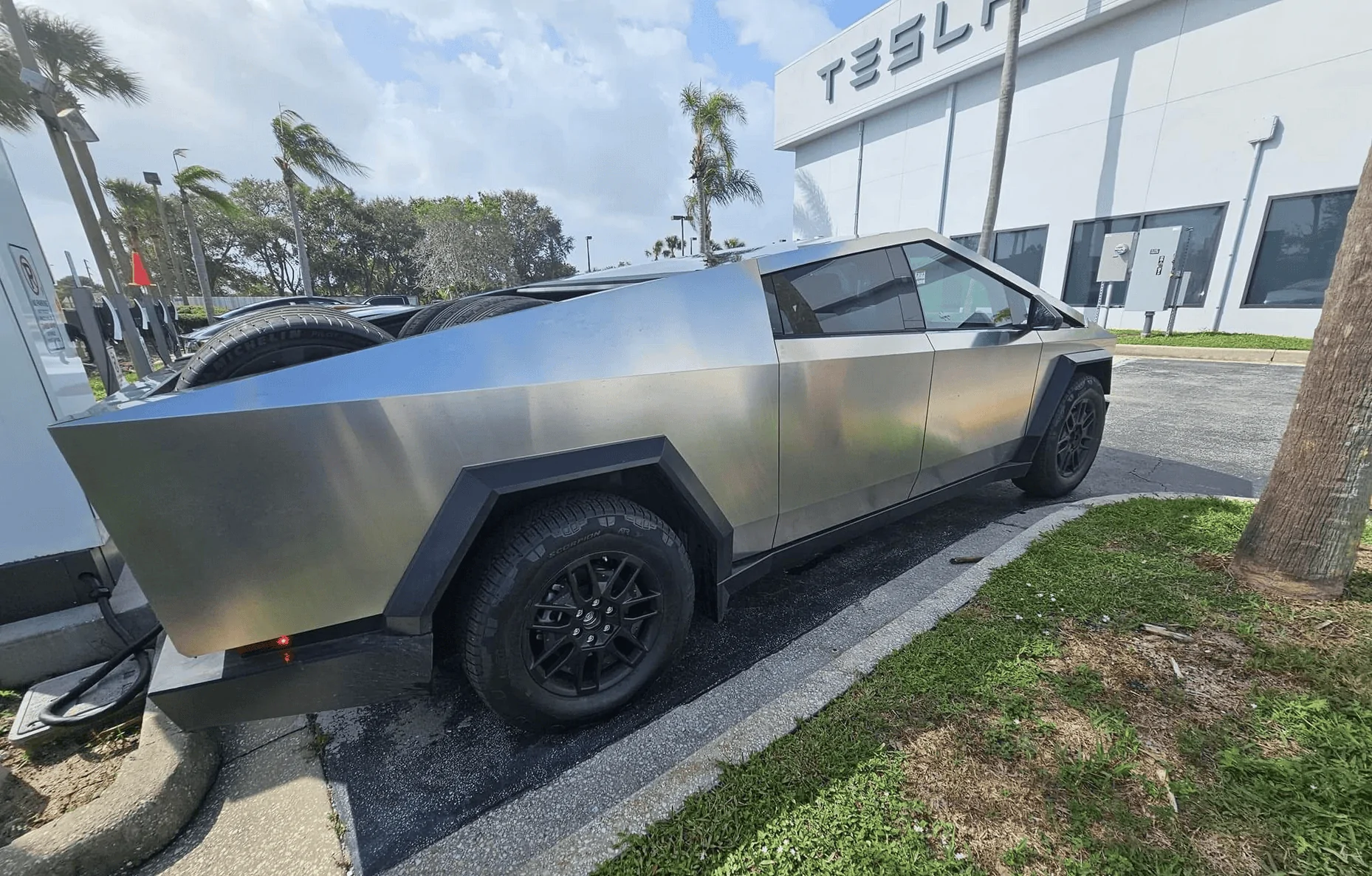 Tesla Cybertruck SHINNNY stainless steel Cybertruck at night time 🤩 1696342819636