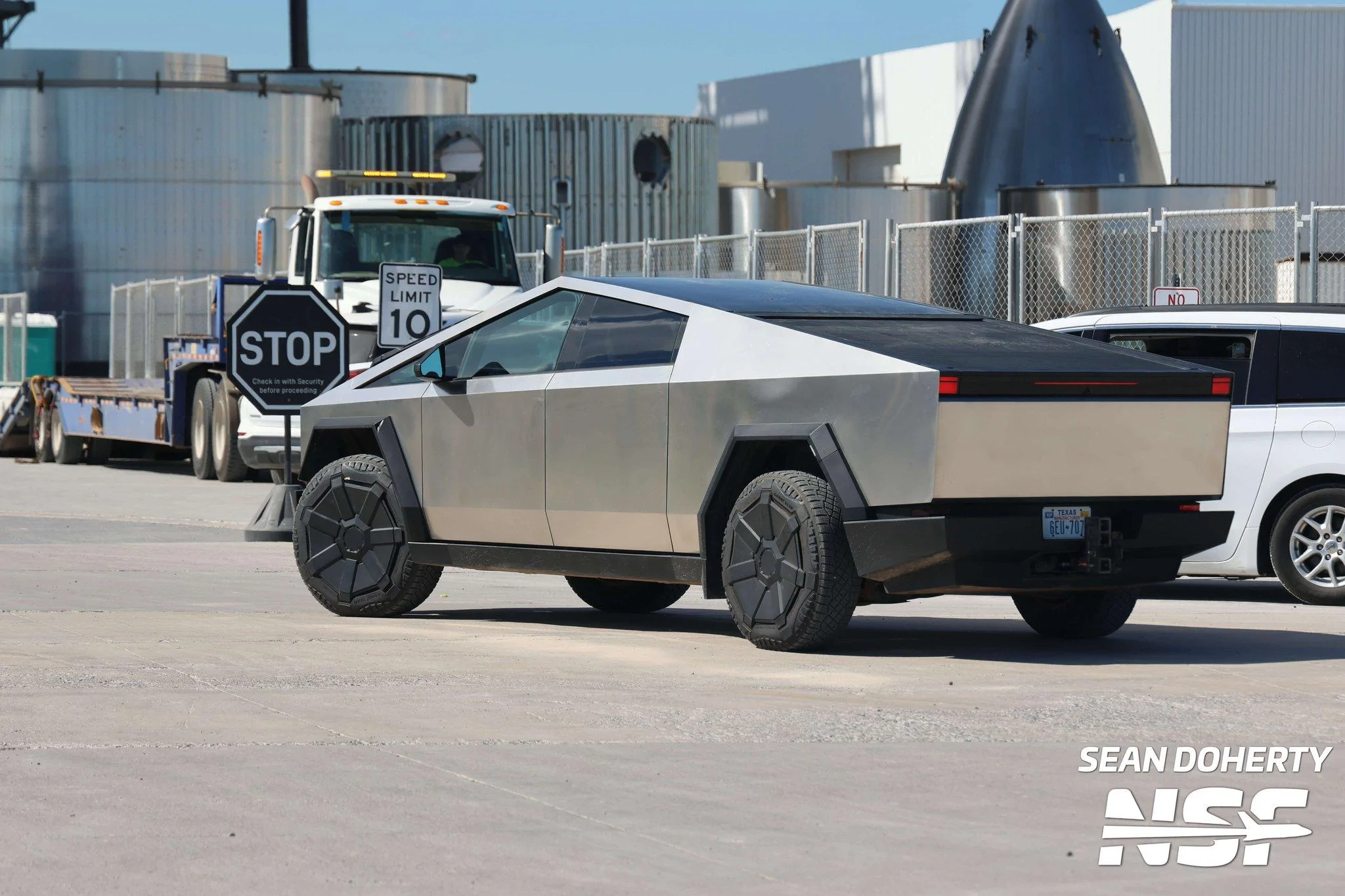 Tesla Cybertruck Cybertruck Spotted at Space X Starbase Driving Around! F7i31aqWAAAdI3M (1)