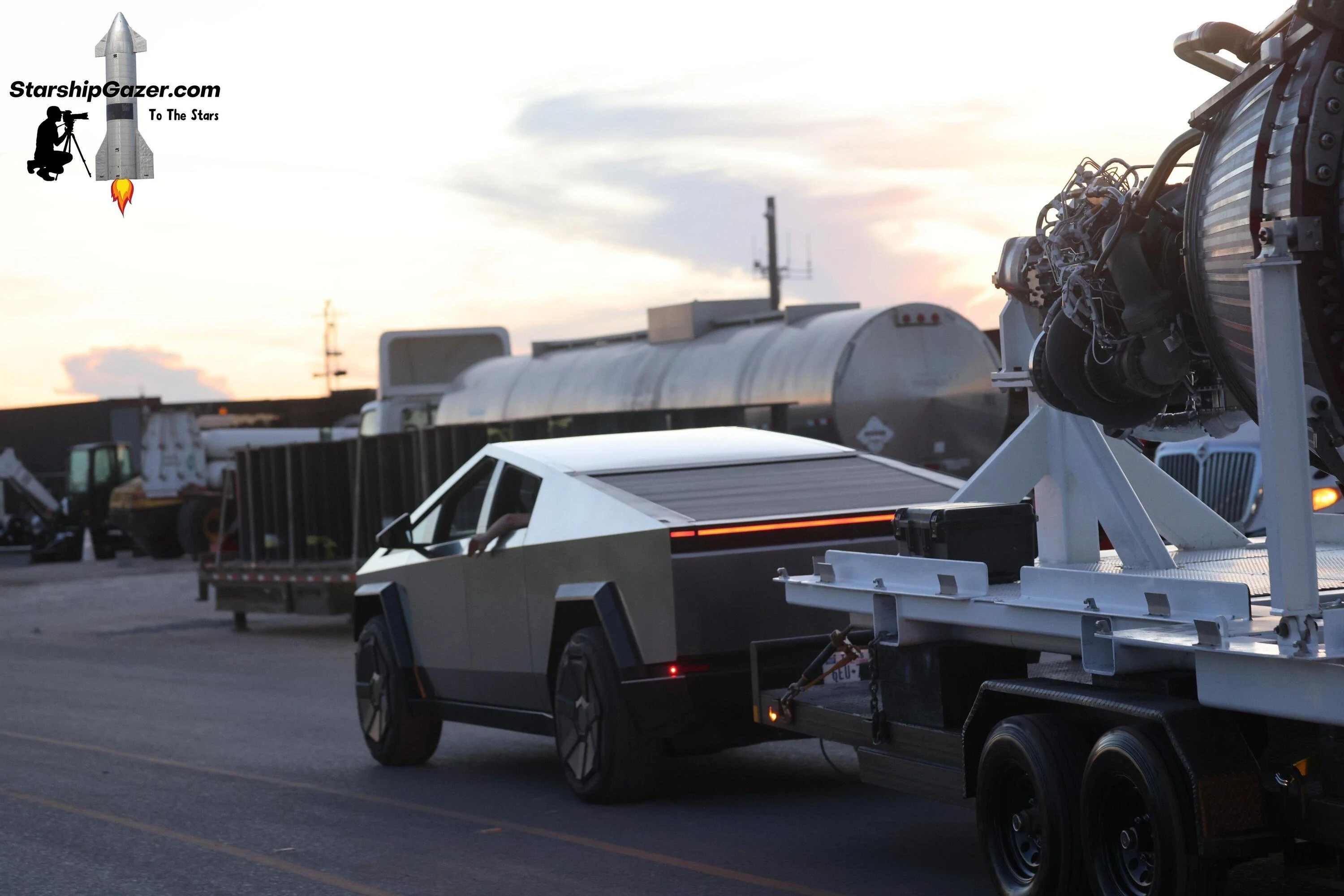 Tesla Cybertruck Videos of Cybertruck towing SpaceX rocket engine!! 🦾 F7j006ta8AACsq