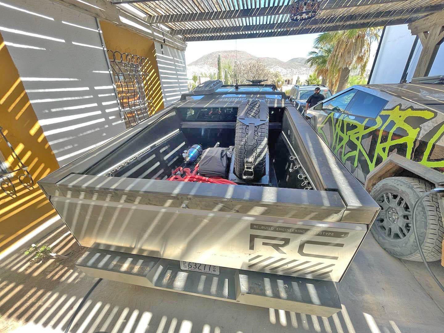 Tesla Cybertruck Mexico Pics: Cybertrucks w/ roof rack accessories (Starlink & recovery boards) and bed vault haul (spare, air tank, recovery rope) F7ufRIua4AAYmcx