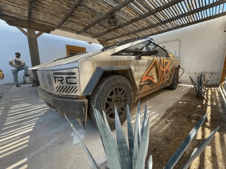 Tesla Cybertruck Mexico Pics: Cybertrucks w/ roof rack accessories (Starlink & recovery boards) and bed vault haul (spare, air tank, recovery rope) yvrsxx704isb1