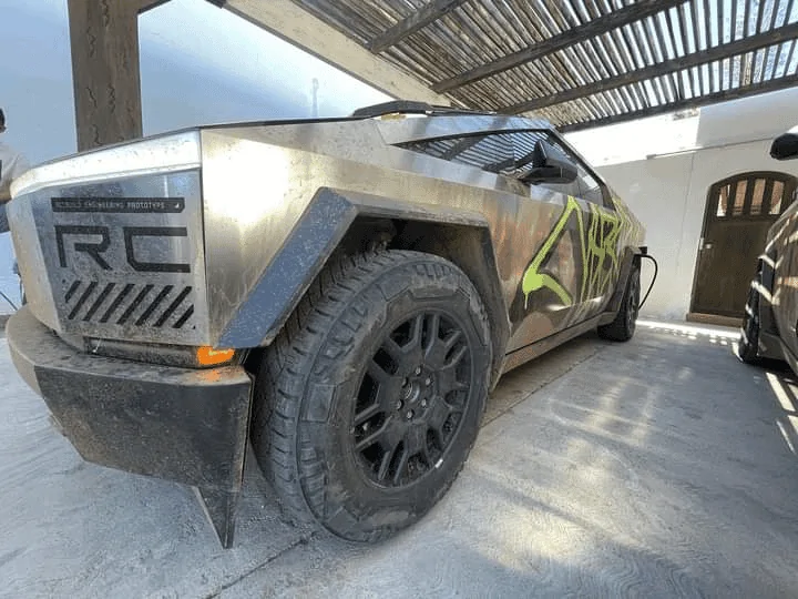 Tesla Cybertruck Mexico Pics: Cybertrucks w/ roof rack accessories (Starlink & recovery boards) and bed vault haul (spare, air tank, recovery rope) 3b6moffz3isb1