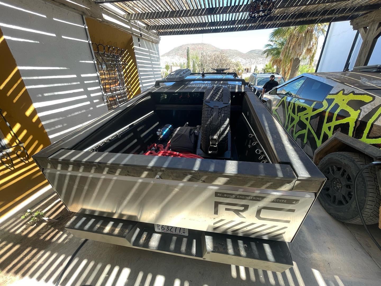 Tesla Cybertruck Mexico Pics: Cybertrucks w/ roof rack accessories (Starlink & recovery boards) and bed vault haul (spare, air tank, recovery rope) F7ufRIua4AAYmcx