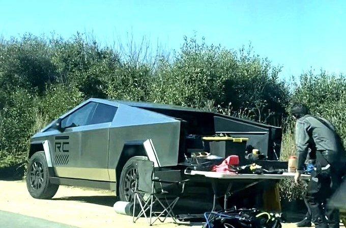 Tesla Cybertruck Cybertruck tailgating w/ pics of tailgate down, bed rails, bed floor, etc. Cybertruck tailgating tailgate down 1