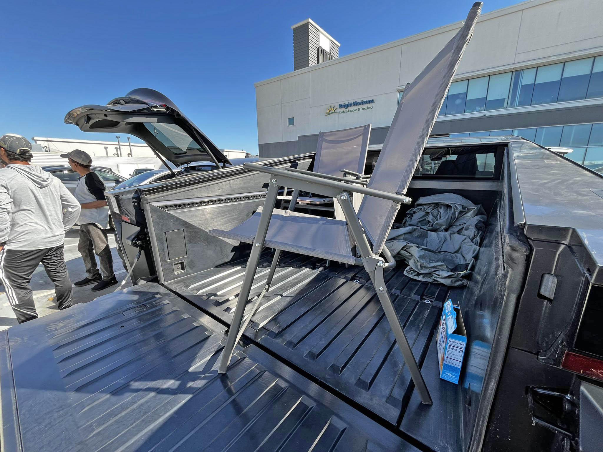 Tesla Cybertruck Cybertruck tailgating w/ pics of tailgate down, bed rails, bed floor, etc. Cybertruck tailgating tailgate down 3