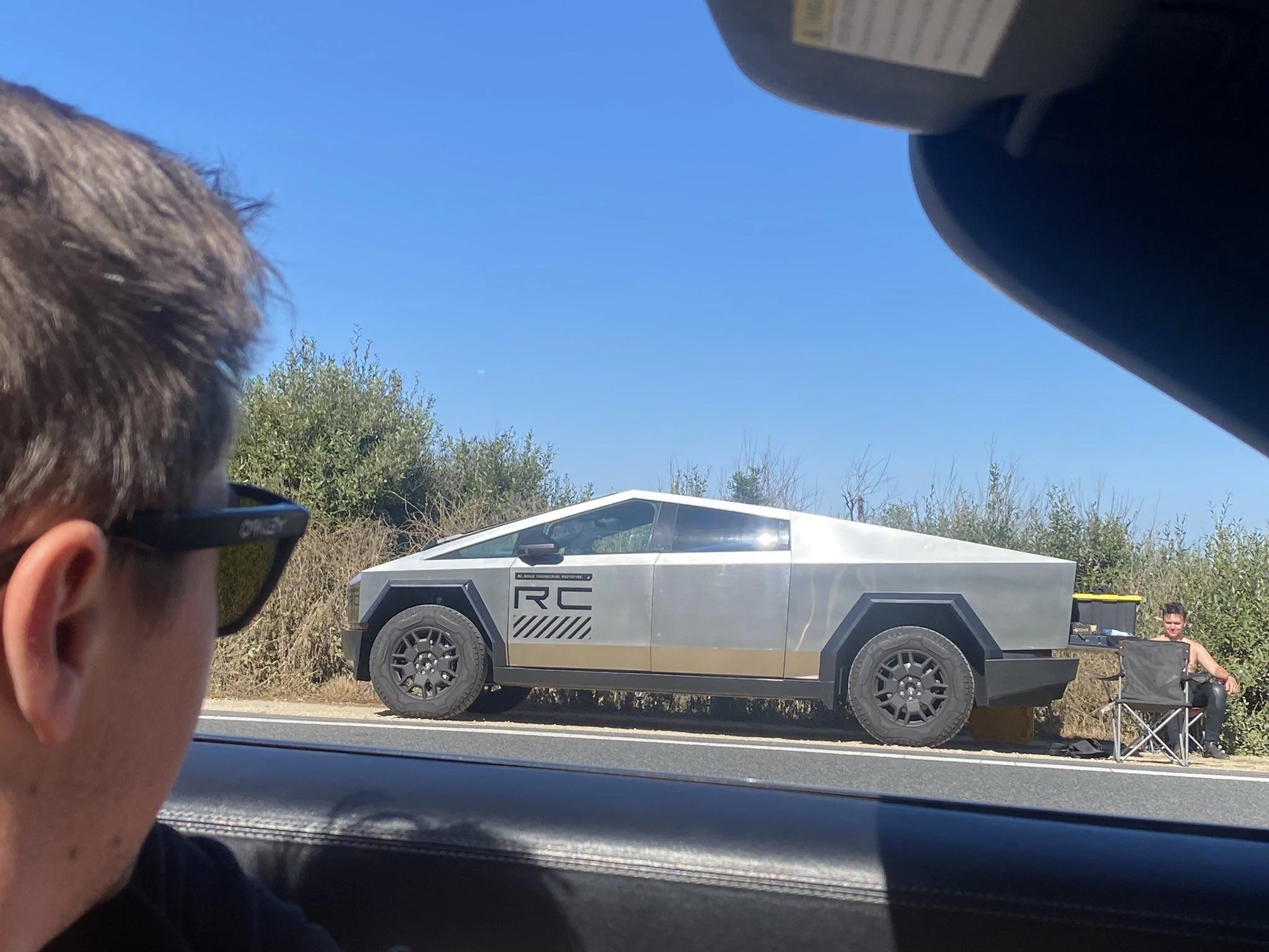 Tesla Cybertruck Cybertruck tailgating w/ pics of tailgate down, bed rails, bed floor, etc. F73eKOHagAAE1QD