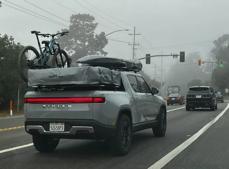 Tesla Cybertruck Mexico Pics: Cybertrucks w/ roof rack accessories (Starlink & recovery boards) and bed vault haul (spare, air tank, recovery rope) GbW3BW6