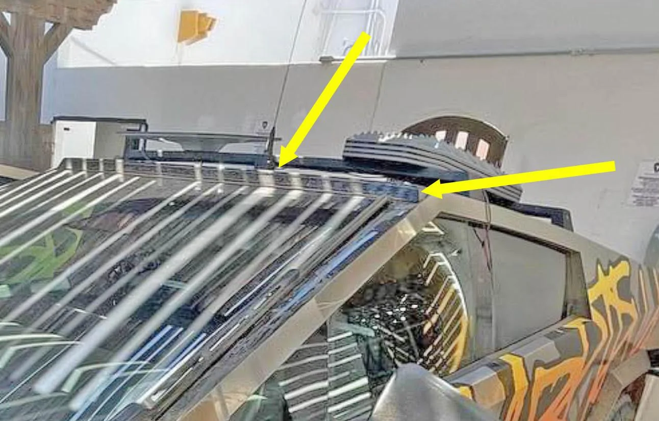 Tesla Cybertruck Lightbar accessory spotted on Cybertruck! 💡 F7ufRIrbUAARBcr (1)