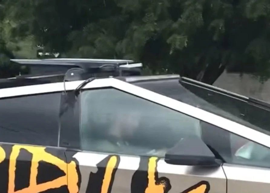 Tesla Cybertruck Lightbar accessory spotted on Cybertruck! 💡 F79hTKWbMAAYzHl