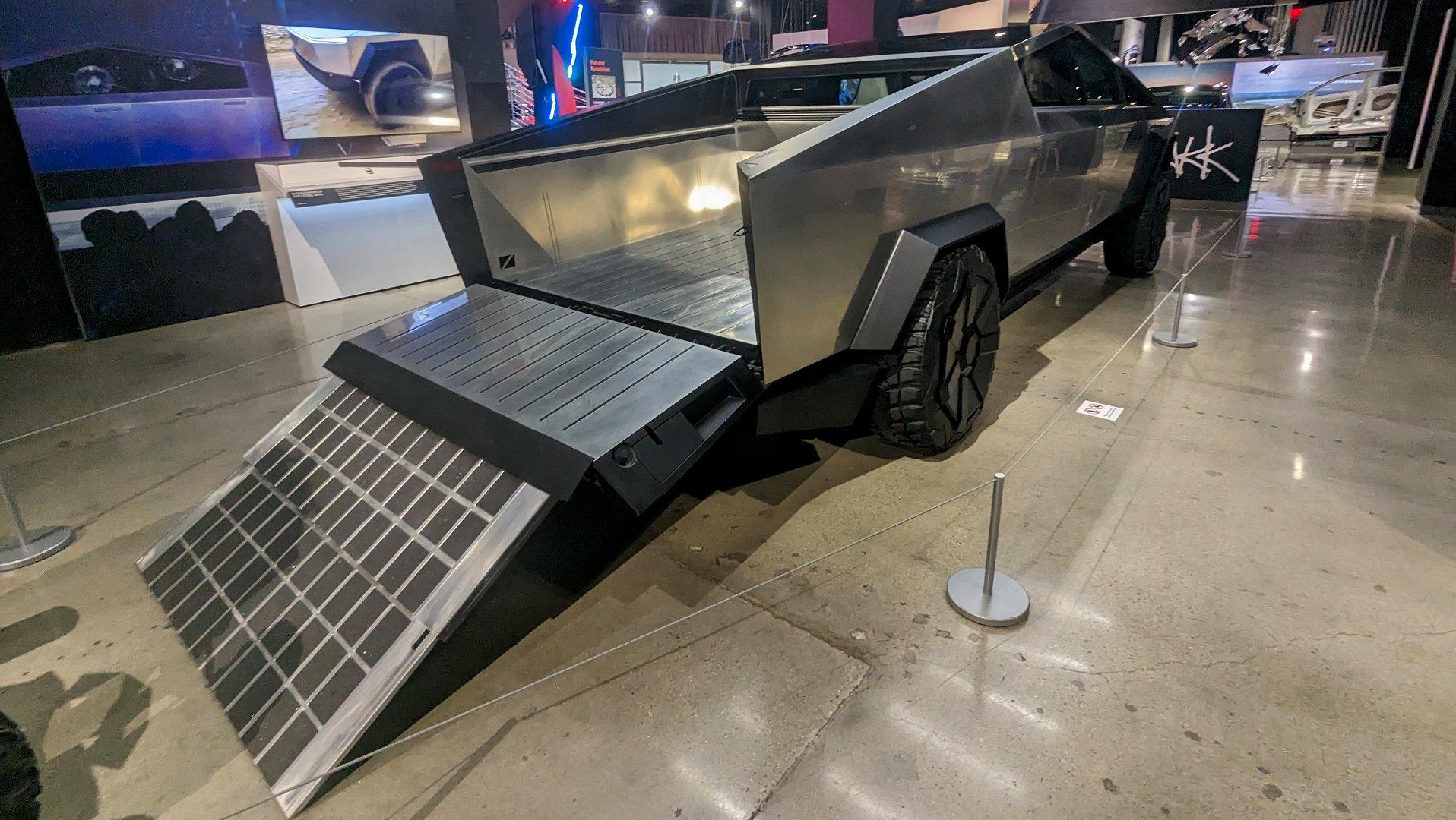 Tesla Cybertruck Let's talk ramp inside tailgate... ram