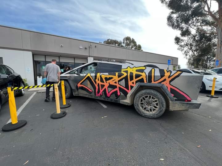 Tesla Cybertruck Baja Cybertruck returns to US. Parked for viewing in Orange County! F8YLd7YWwAAnh9c