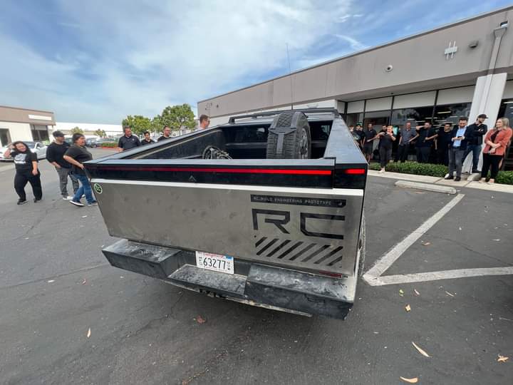 Tesla Cybertruck Baja Cybertruck returns to US. Parked for viewing in Orange County! F8YLeMPWkAA91jb