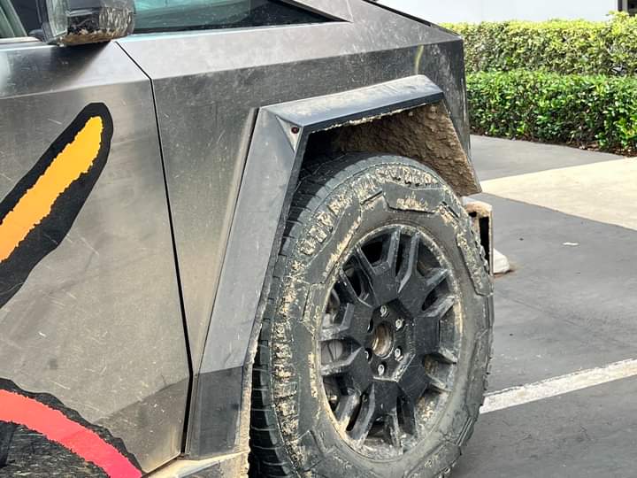 Tesla Cybertruck Baja Cybertruck returns to US. Parked for viewing in Orange County! F8YLeefWsAA5Rf6