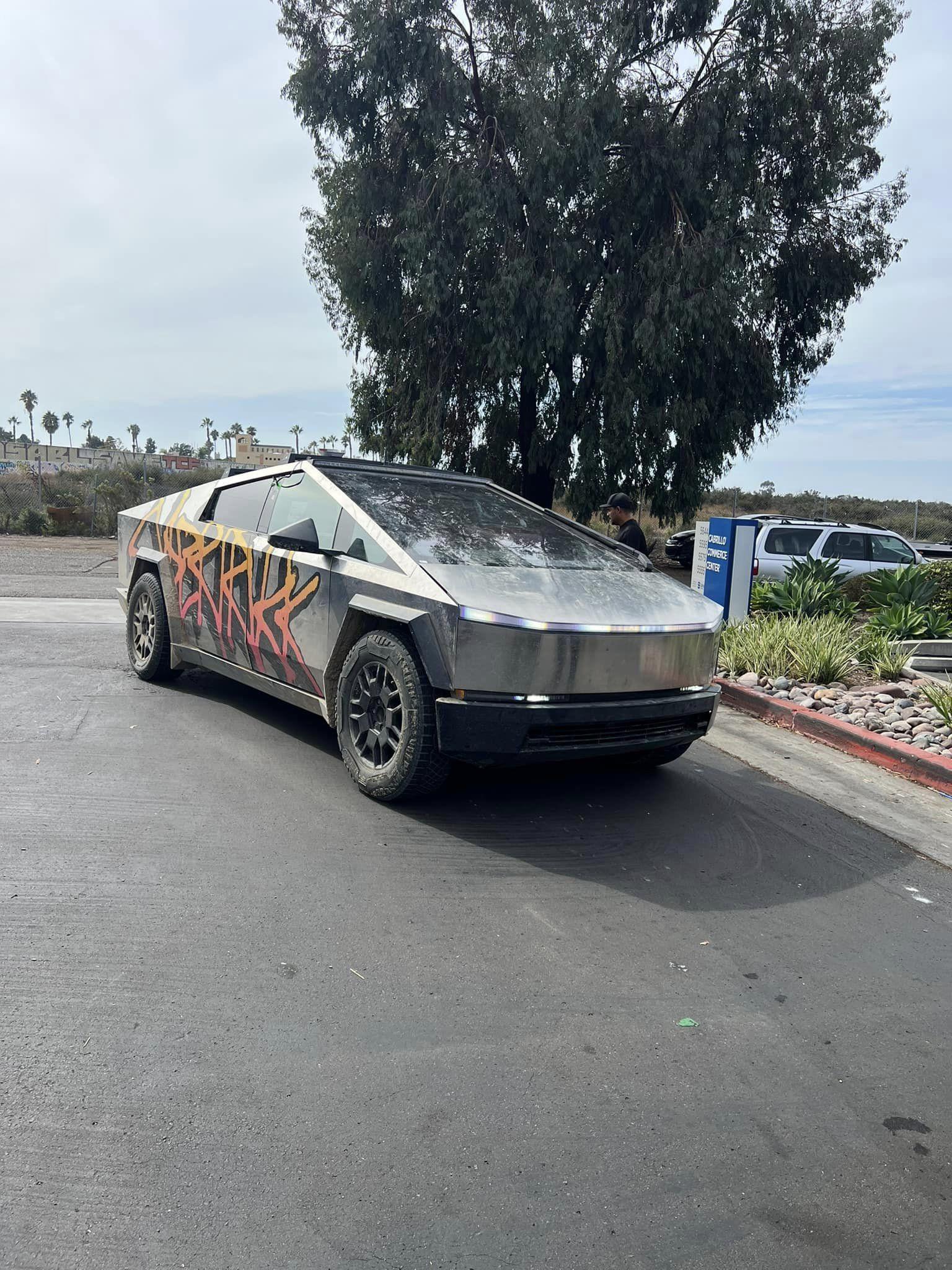 Tesla Cybertruck Lightbar accessory spotted on Cybertruck! 💡 391590117_6759049817506348_1257919812709387442_n