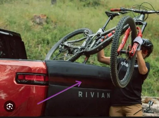 Tesla Cybertruck Mountain bikes inside the bed when covered/closed h87J3Wd