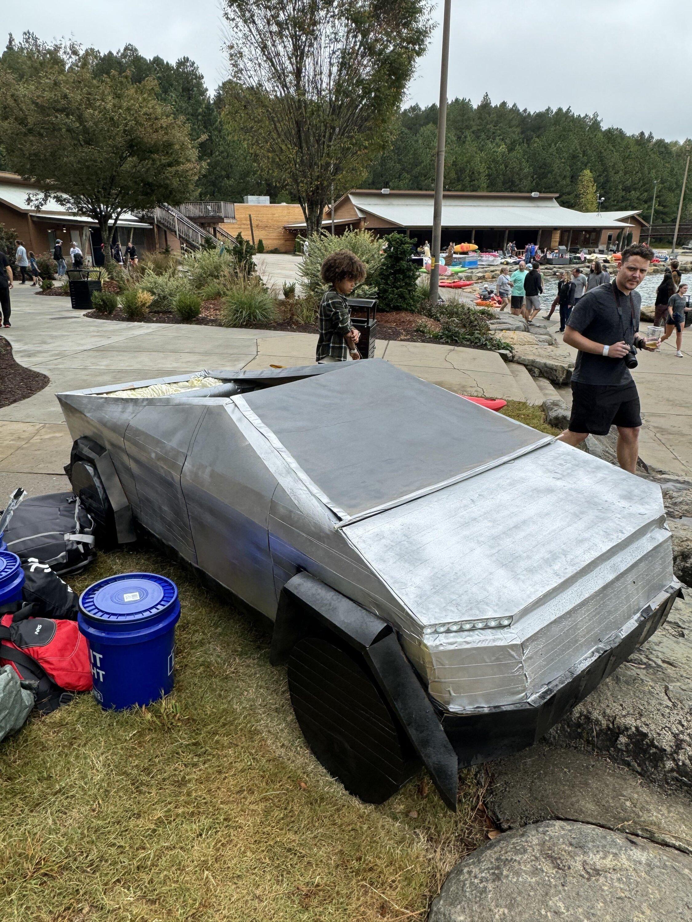Tesla Cybertruck Cybertruck floats like kayak 🤣 8tvq08jfn7ub1