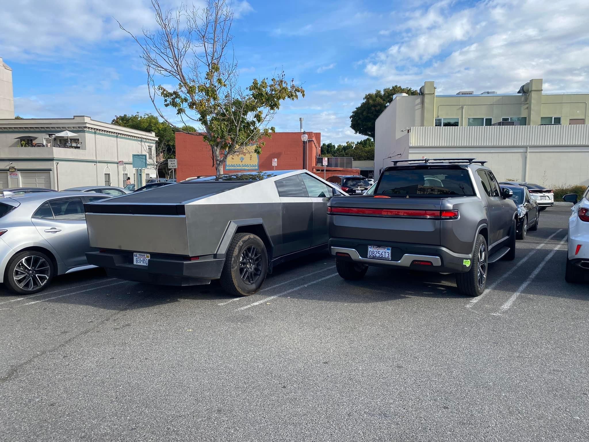 Tesla Cybertruck Cybertruck vs Rivian R1T size and design comparison -- parked next to each other IMG_7286