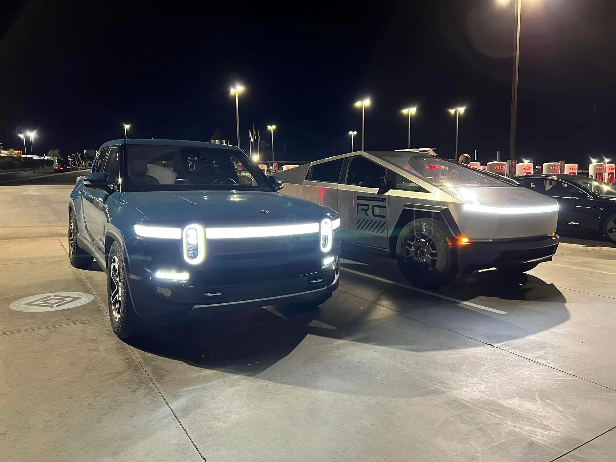 Tesla Cybertruck Cybertruck vs Rivian R1T size and design comparison -- parked next to each other 392938658_167518489753398_394641341663005019_n