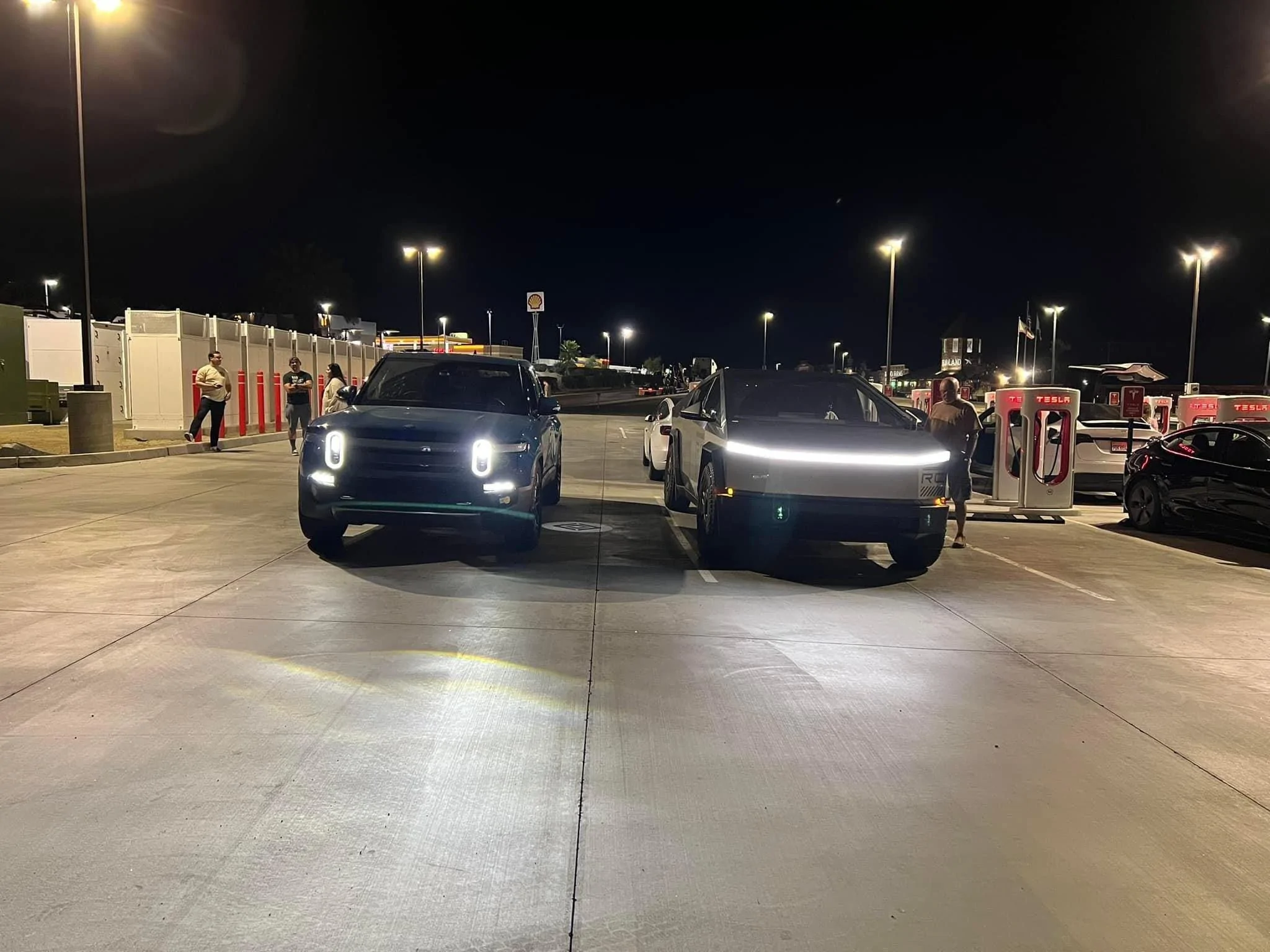 Tesla Cybertruck Cybertruck vs Rivian R1T size and design comparison -- parked next to each other 392930845_167518653086715_1034184151643308499_n