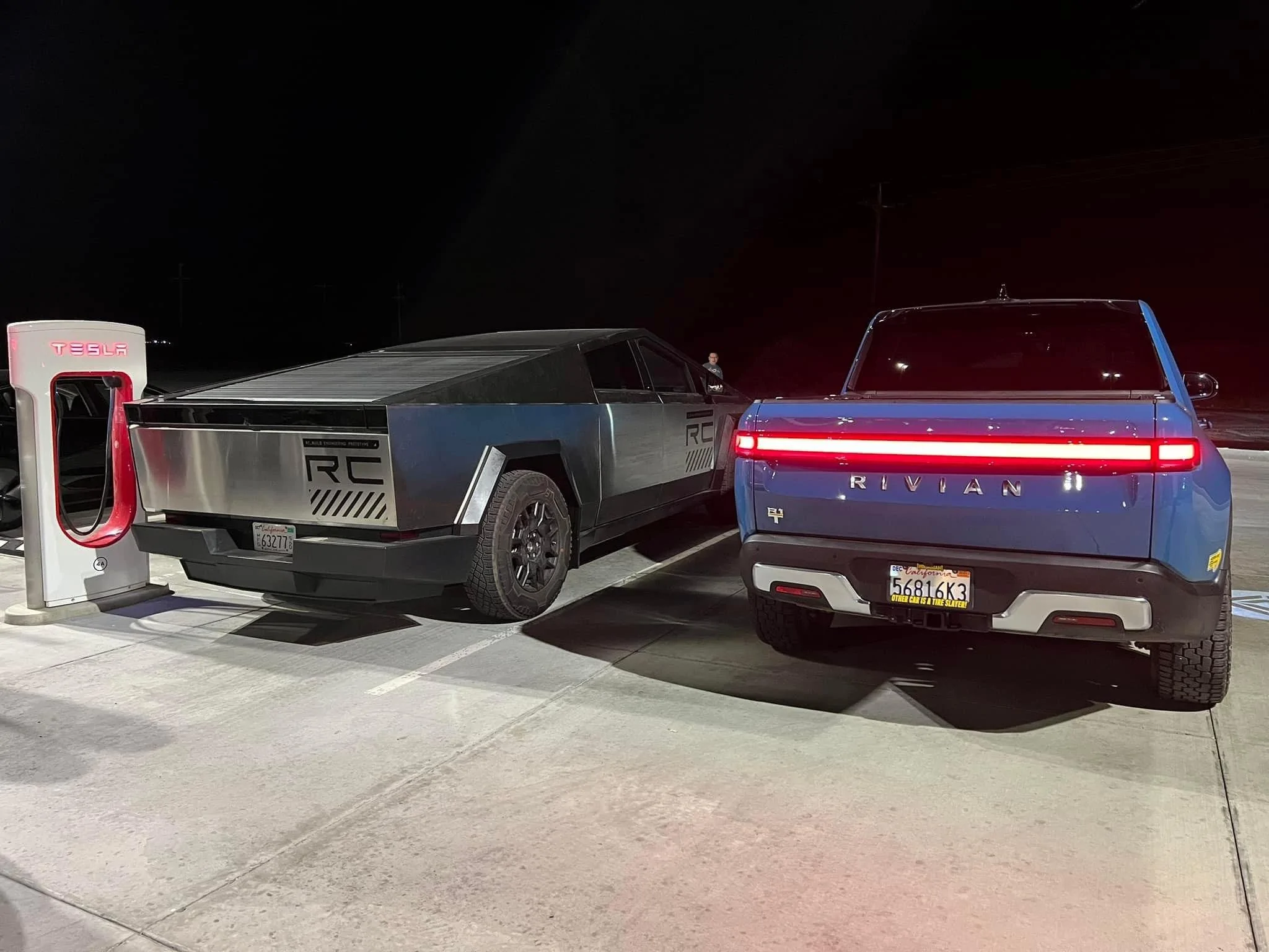 Tesla Cybertruck Cybertruck vs Rivian R1T size and design comparison -- parked next to each other 392953155_167518863086694_6184206494255065397_n