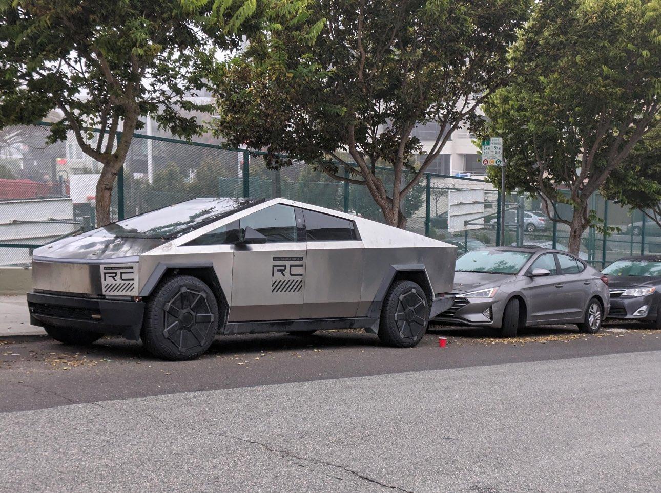 Tesla Cybertruck Sentry Mode Cyber Owl Screen seen in parked Cybertruck F8fOO2lbUAAr6_Q