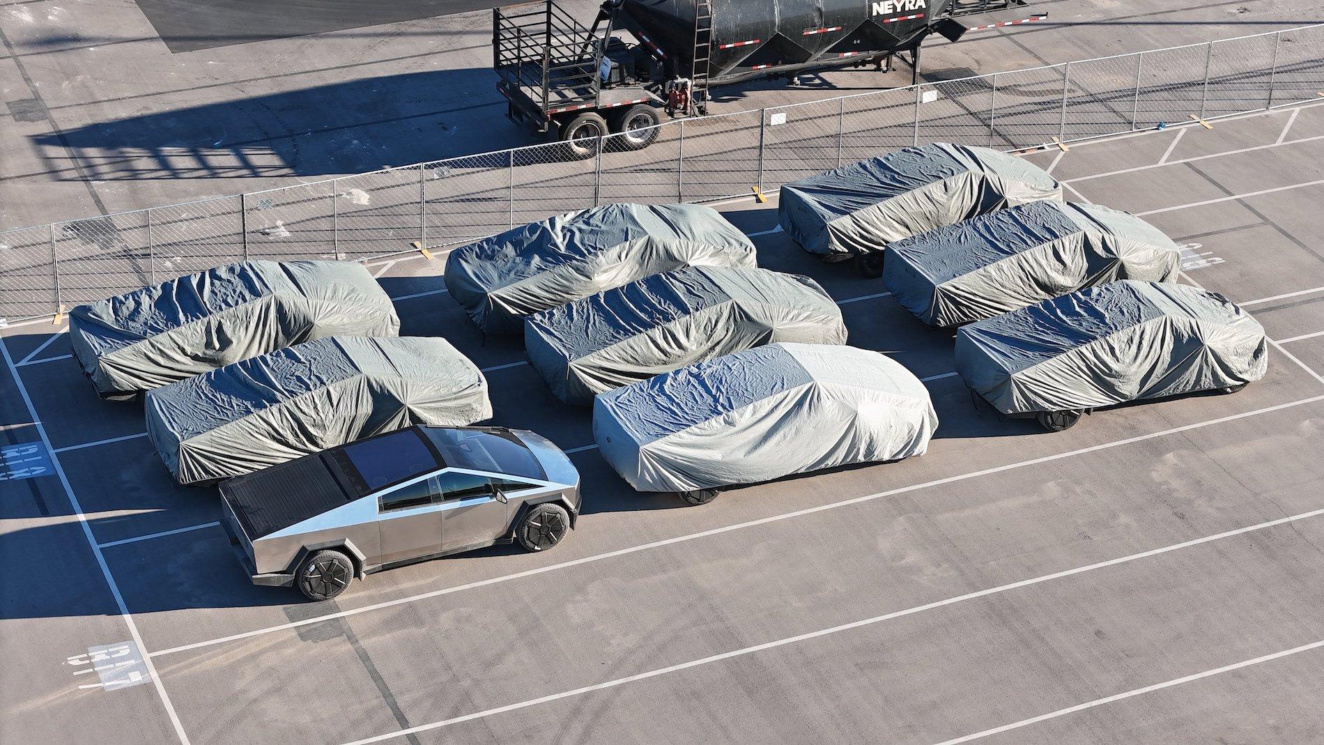 Tesla Cybertruck 📸 Daily photos: Cybertrucks in outbound lot at Giga Texas -- updated 1/8/24 F8krkbSW4AAGIEy