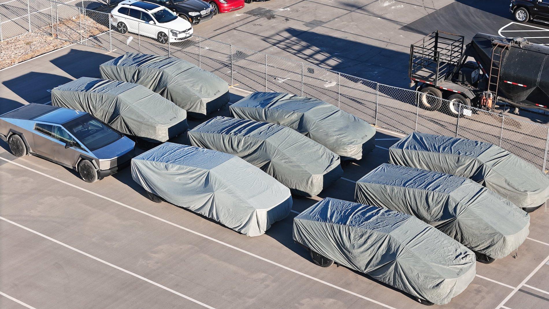 Tesla Cybertruck 📸 Daily photos: Cybertrucks in outbound lot at Giga Texas -- updated 1/8/24 F8khXEeX0AAN5z3