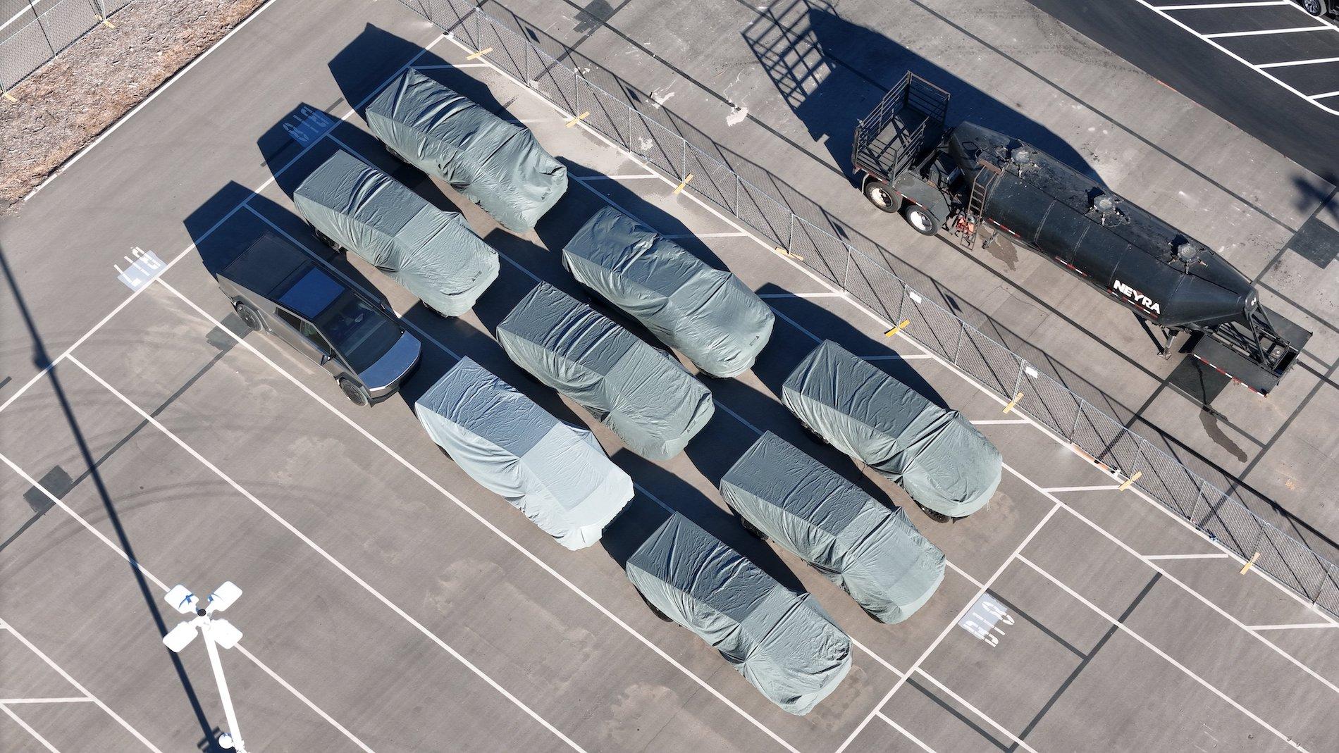 Tesla Cybertruck 📸 Daily photos: Cybertrucks in outbound lot at Giga Texas -- updated 1/8/24 F8khXEhXEAE85eG