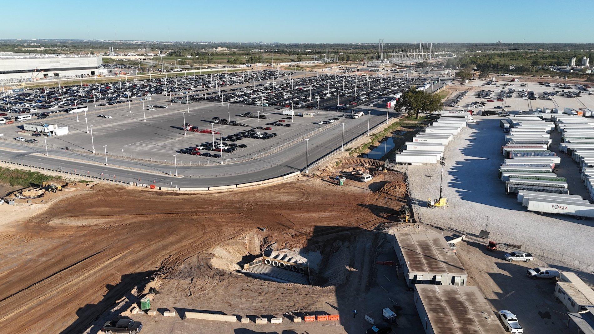 Tesla Cybertruck 📸 Daily photos: Cybertrucks in outbound lot at Giga Texas -- updated 1/8/24 F8khXEgXEAAkcl5