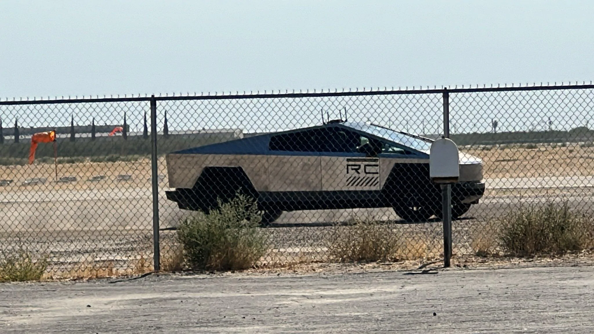 Tesla Cybertruck Cybertruck spotted undergoing testing at proving ground in Shafter, CA -- Oct 17 F8rBIUHaQAAUHZi (1)
