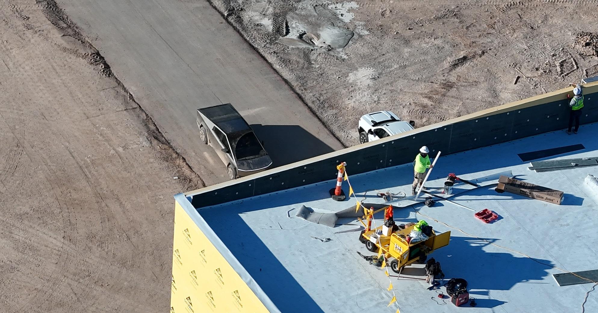 Tesla Cybertruck Cybertruck Work Truck duties on construction site? + Windshield wiper coverage area look F86XjssWkAAGr80