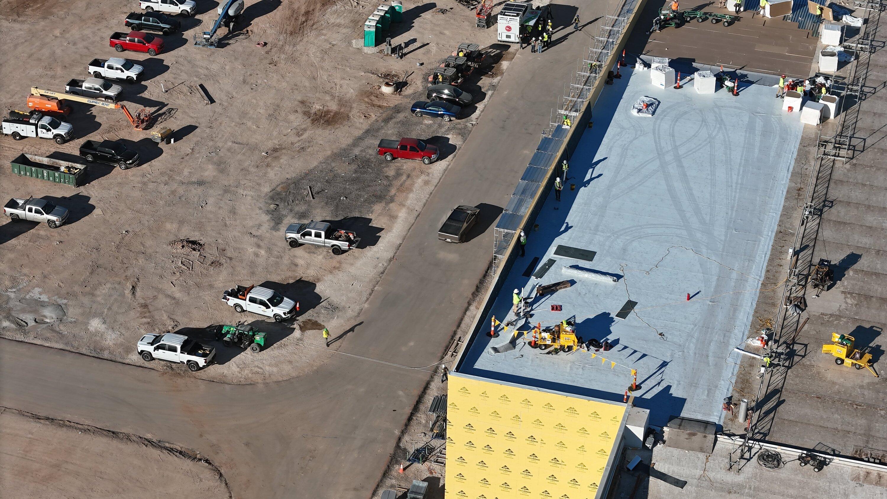 Tesla Cybertruck Cybertruck Work Truck duties on construction site? + Windshield wiper coverage area look F86XlUbX0AAd8m